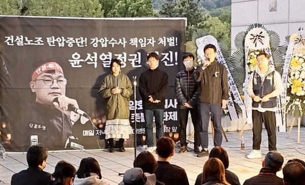 일본 나카마 유니온 이데쿠보 케이이치 위원장이 6일 오후 7시 서울대병원 장례식장 앞에서 열린 '촛불문화제'에서 발언하고 있는 모습. 2023.5.6. 유튜브 채널 파란숨 화면 갈무리