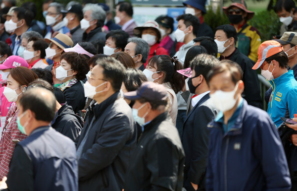 4.15 총선 투표일을 하루 앞둔 14일 오후 대구시 수성구 일대에서 시민들이 총선 후보들의 유세를 듣고 있다. 2020.4.14 연합뉴스