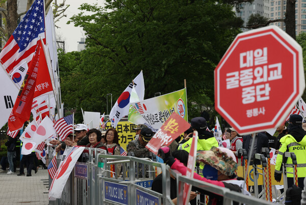 한국을 방문한 기시다 후미오 일본 총리와 윤석열 대통령의 정상회담이 열리고 있는 7일 오후 용산 대통령실 앞. 평화와통일을여는사람들 주최 한일 동맹 구축 중단 집회와 한미일동맹강화국민운동본부 등 보수단체의 기시다 총리 환영 집회가 동시에 열리고 있다. 2023.5.7. 연합뉴스