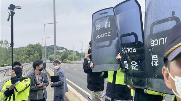 경찰관들이 7일 서울 동작구 동작대교 인근에서 기시다 총리가 탄 차량이 지나가자 방패로 대학생의 1인 시위를 가리는 모습. 2023.5.7. 한국대학생진보연합 페이스북 갈무