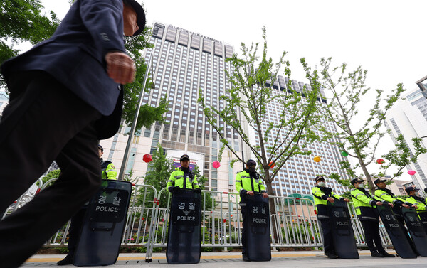 기시다 후미오 일본 총리가 방한일인 7일 오전 기시다 총리의 숙소로 알려진 서울 중구 롯데호텔 주위에 경찰들이 배치돼 있다. 2023.5.7