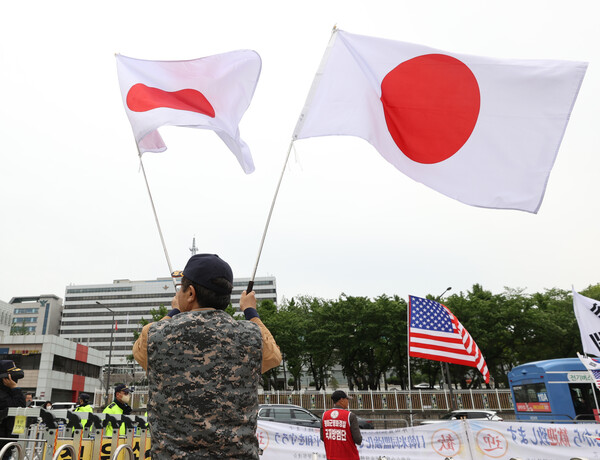 윤석열 대통령과 기시다 후미오 일본 총리의 정상회담이 열린 7일 오후 서울 용산구 대통령 집무실 앞에서 한미동맹강화국민운동본부 회원이 기시다 총리의 방한을 환영하며 일장기를 흔들고 있다. 2023.5.7. 연합뉴스