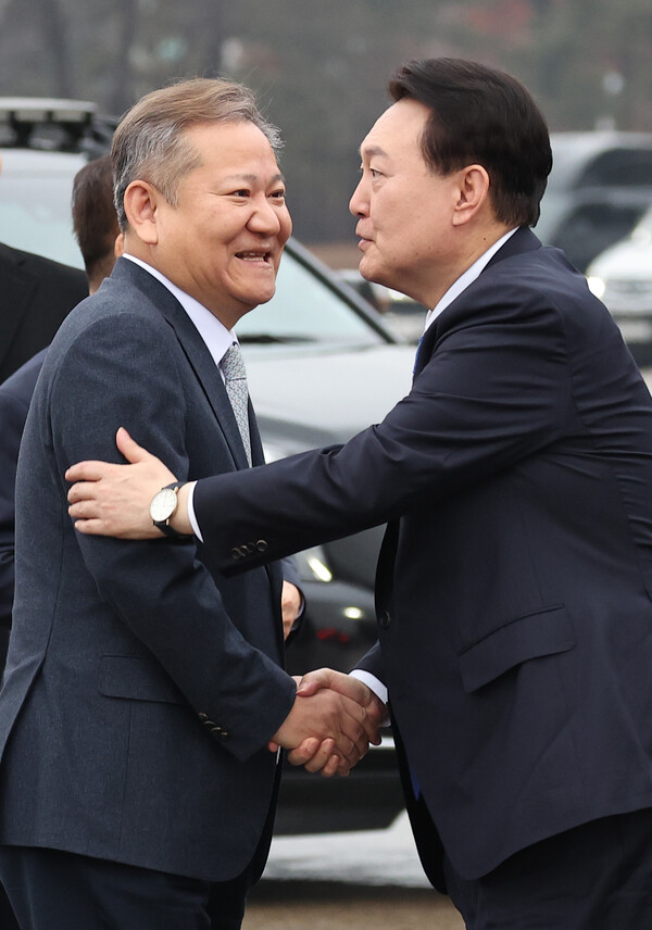 윤석열 대통령이 14일 오전 아랍에미리트(UAE) 국빈 방문과 위스 다보스포럼 참석 등을 위해 성남 서울공항에 도착, 공군 1호기 탑승에 앞서 환송 나온 이상민 행정안전부 장관과 인사하고 있다. 2023.1.14. 연합뉴스