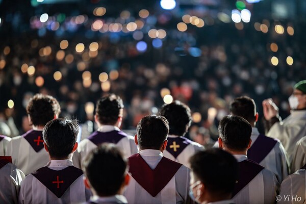 천주교 정의구현전국사제단(정의구현사제단)은 20일 오후 7시 전북 전주시 풍남문 광장에서 김영식 정의구현사제단 대표 신부 주례로 '검찰독재 타도와 매판매국 독재정권 퇴진 촉구' 시국미사를 봉헌했다. 2023.3.20. 사진 이호 작가