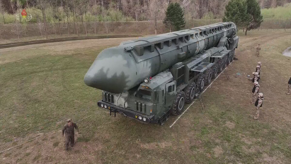 북한 조선중앙TV는 김정은 국무위원장이 참석한 가운데 "지난 13일 공화국전략무력의 전망적인 핵심주력수단으로, 중대한 전쟁억제력의 사명을 수행하게 될 새형의 대륙간탄도미싸일(미사일) '화성포-18' 형 시험발사가 단행되였다"며 14일 영상을 공개했다. [조선중앙TV 화면] 2023.4.14. 연합뉴스