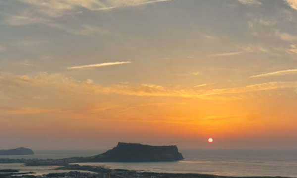 8일 새벽 5시 40분, 키아오라리조트 뒤 오름인 대수산봉에서 찍은 성산 일출 풍경. 대수산봉이 일출봉을 찍는 데는 최적지인 듯하다. 왼쪽으로 우도 쇠머리봉이 보이고 아래쪽은 일반인에게 일출을 보는 장소로 알려진 광치기해변이다. © 이봉수