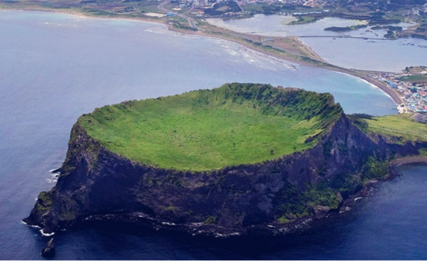 성산은 북서쪽 사면이 사주로 연결된 것 말고는 원래 바다 가운데 우뚝 솟아 있는 천혜의 요새다. 김상헌은 우물이 없다 했지만 분화구 서쪽 바위 틈에는 ‘생제’라는 작은 샘이 있다. © 제주관광공사