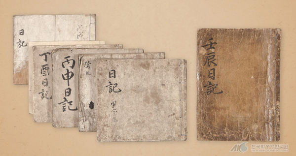 〉이순신이 연도 이름을 붙여 쓴 진중일기를 정조 때 〈이 충무공전서이순신이 연도 이름을 붙여 쓴 진중일기를 정조 때 '이충무공전서'를 발간하면서 편의상 ‘난중일기’라는 이름을 붙였다. © 한국학중앙연구원     