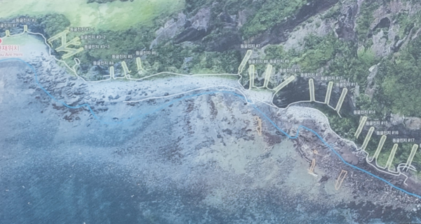 일출봉 남서쪽 해안인 수마포 동굴진지 모형도. 이곳에만도 18개 동굴진지가 구축됐는데 왕(王)자형으로 연결된 곳도 보인다. © 이봉수 