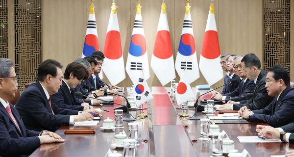 윤석열 대통령과 1박2일 일정으로 한국을 찾은 기시다 후미오 일본 총리가 7일 서울 용산 대통령실 청사에서 한일 정상 확대 회담을 하고 있다. 2023.5.7. 연합뉴스