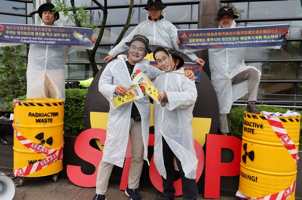 기시다 후미오 일본 총리의 방한을 하루 앞둔 6일 서울 일본대사관 앞에서 시민단체 환경보건시민센터 회원들이 후쿠시마 원전오염수 해양투기에 반대하며 기자회견을 열고 퍼포먼스를 하고 있다. 2023.5.6. 연합뉴스