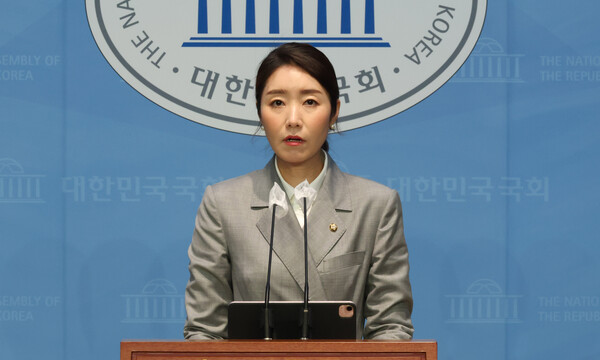 더불어민주당 강선우 대변인이 7일 오전 서울 여의도 국회 소통관에서 브리핑하고 있다. 2023.5.7. 연합뉴스