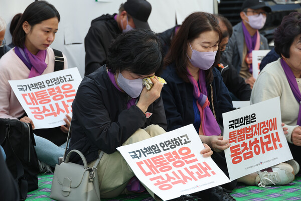 10·29이태원참사 유가족협의회 및 10·29 이태원참사 시민대책위 관계자가 8일 오후 서울 여의도 국민의힘 당사 앞에서 열린 이태원 참사 특별법 제정 및 대통령 공식사과를 촉구하는 집회에서 눈물을 흘리고 있다. 2023.5.8. 연합뉴스