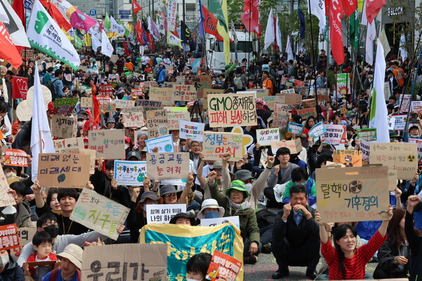 414 기후정의파업 조직위원회 관계자들이 14일 오후 세종시 정부세종청사 탄소중립녹색성장위원회 인근에서 에너지 공공성 강화로 에너지 수요 대폭 감축, 에너지 기업들의 초과 이윤 환수 및 탈석탄·탈핵 추진, 신공항·케이블카·산악열차 건설 추진 중단 등 6대 핵심 요구를 촉구하는 집회를 열고 있다. 2023.4.14. 연합뉴스
