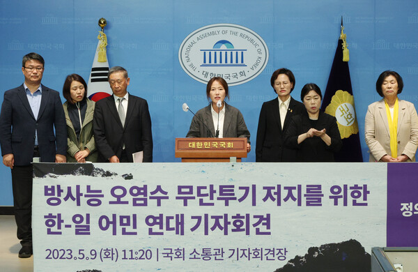 유용해 가파도 어촌계장이 9일 오전 국회 소통관에서 열린 후쿠시마 방사능 오염수 무단투기 저지를 위한 한-일 어민 연대 기자회견에서 발언하고 있다. 2023.5.9. 연합뉴스