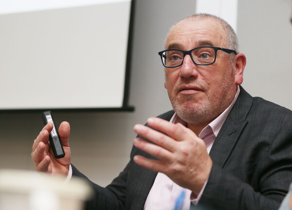 8일 오후 제주도의회 '소통마당'에서 열린 제주지역 6개 야당 공동 주최 '일본 후쿠시마 핵오염수 해양투기 대응 국제토론회'에서 숀 버니 그린피스 동아시아 수석 원자력 전문위원이 주제발표하고 있다. 2023.5.8. 연합뉴스