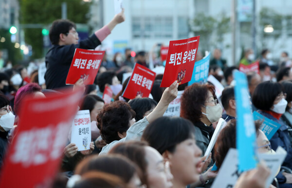  1일 오후 광주 5·18민주광장에서 열린 천주교정의구현전국사제단의 친일매국 검찰독재 윤석열 퇴진과 주권회복을 위한 월요 시국미사에서 시민들이 손팻말을 들고 윤석열 정부를 규탄하고 있다. 2023.5.1. 연합뉴스