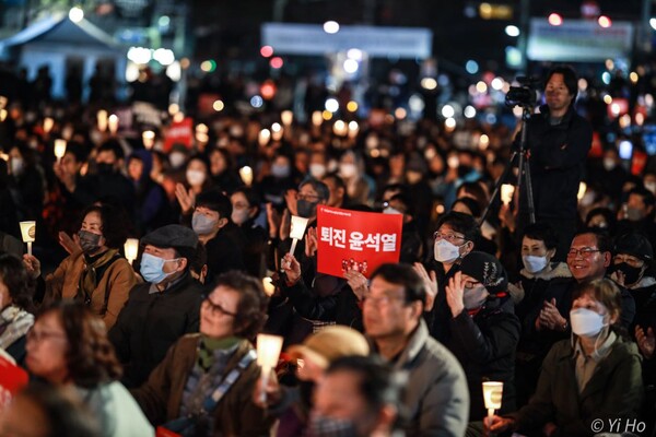 천주교 정의구현전국사제단(정의구현사제단)이 20일 오후 7시 전북 전주시 풍남문 광장에서 연 '검찰독재 타도와 매판매국 독재정권 퇴진 촉구' 시국미사에 함께한 시민들의 모습. 2023.3.20. 사진 이호 작가