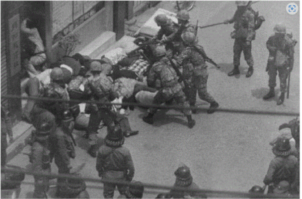 5·18 당시 계엄군들이 광주 시민들을 무차별적으로 진압하고 있다. 5·18기념재단