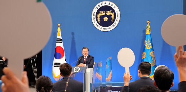 문재인 대통령이 18일 청와대 춘추관에서 열린 신년 기자회견에서 기자들의 질문을 받고 있다. 2021.1.18. 연합뉴스