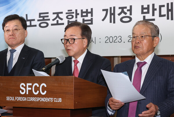 이동근 한국경영자총협회 부회장(가운데)이 13일 오후 서울 중구 한국프레스센터에서 열린 노동조합법 개정 반대 경제 6단체 공동 성명에 참석해 발언하고 있다. 왼쪽부터 정만기 한국무역협회 부회장, 이동근 한국경영자총협회 부회장, 권태신 전국경제인연합회 부회장. 2023.2.13. 연합뉴스