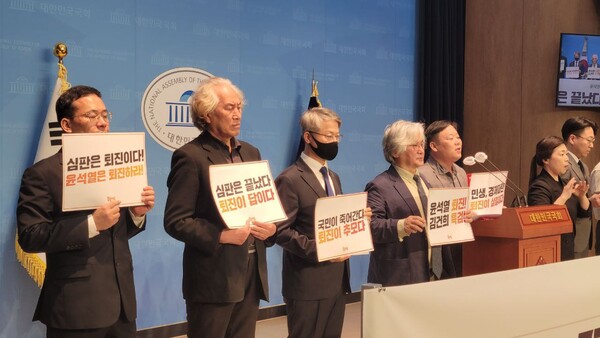 촛불승리전환행동(촛불행동)은 윤석열 대통령 취임 1주년인 10일 오전 국회 소통관에서 기자회견을 열고 윤석열 퇴진과 국회의 탄핵소추안 발의를 촉구했다. 2023.5.10. 촛불행동 제공