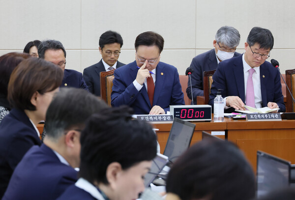 조규홍 보건복지부 장관이 27일 오전 국회에서 열린 보건복지위원회 전체회의에서 안경을 고쳐쓰고 있다. 2023.4.27. 연합뉴스