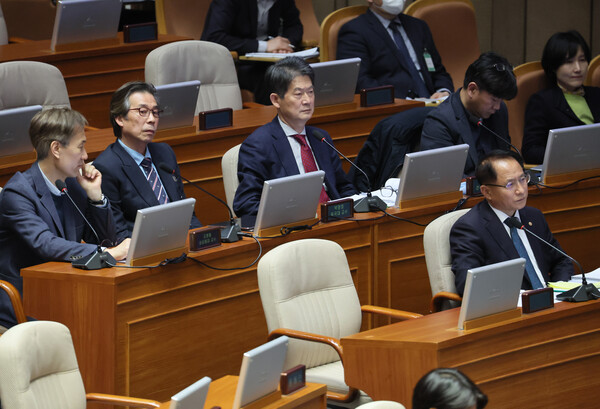 12일 오후 국회 본회의장에서 열린 3차 국회의원 선거제도 개선에 관한 결의안 심사를 위한 전원위원회에 전문가로 김형철 성공회대(뒷줄 왼쪽부터)·박명호 동국대·이현출 건국대 ·지병근 조선대 교수가 참석해 있다. 앞줄 오른쪽은 박찬진 중앙선거관리위원회 사무총장. 2023.4.12 연합뉴스