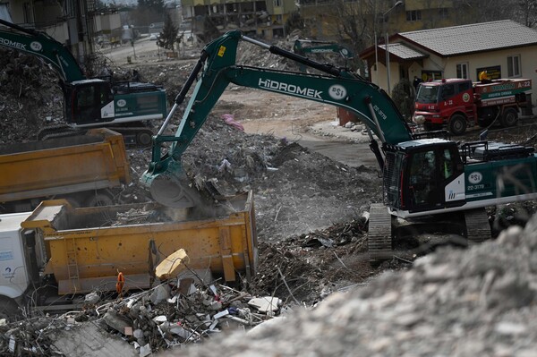 지난 3일 튀르키예 카라만마라스에서 복구대원들이 지진으로 파괴된 건물 잔해를 치우고 있다. 2023.3.4. AFP 연합뉴스 