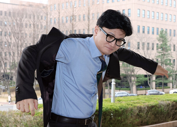 국회의 검찰 수사권 축소 입법이 정당했는지에 관한 헌법재판소의 최종 판단이 나오는 23일 오전 한동훈 법무부 장관이 정부과천청사 법무부로 출근하고 있다. 2023.3.23. 연합뉴스