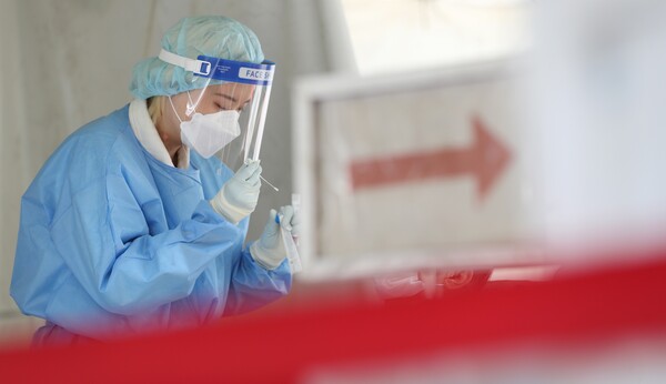 정부가 코로나19 위기가 끝났다고 사실상 선언한 11일 대구 수성구보건소 선별진료소에서 한 의료진이 PCR검사를 하고 있다. 2023.5.11. 연합뉴스