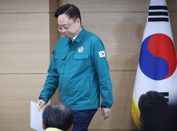 조규홍 보건복지부 장관이 11일 정부서울청사에서 코로나19 중앙재난안전대책본부 정례브리핑을 마치고 퇴장하고 있다. 2023.5.11. 연합뉴스