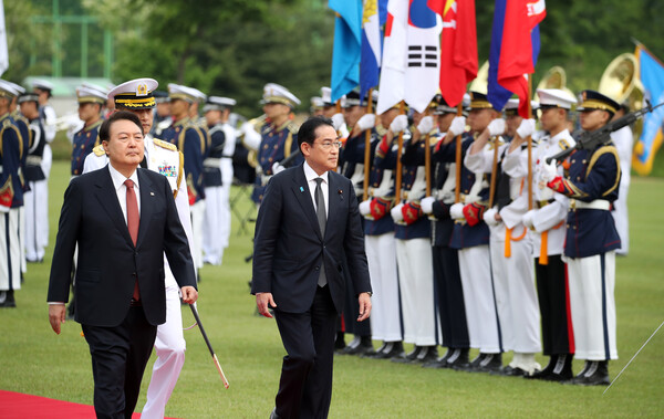 윤석열 대통령과 한국을 찾은 기시다 후미오 일본 총리가 7일 서울 용산 대통령실에서 열린 공식 환영식에서 의장대를 사열하고 있다. 2023.5.7. 연합뉴스