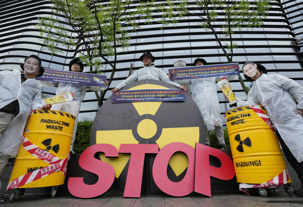 지난 6일 일본정부의 후쿠시마 사고원전 방사성 오염수 해양 투기 방침에 항의하는 한국 시민들이 기시다 후미오 일본통리와 윤석열 대통령의 마스크를 쓰고 서울 일본대사관 앞에서 해양 투기 반대 시위를 벌이고 있다. 2023.05.06. AP 연합뉴스