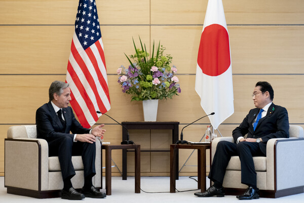 토니 블링컨 미국 국무장관(왼쪽)과 기시다 후미오 일본 총리가 18일 일본 도쿄 총리관저에서 만나고 있다. 2023.04.18. AP 연합뉴스