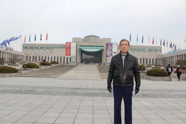 과거 육군본부가 있던 서울 용산 전쟁기념관 앞에 선 박경석 예비역 장군