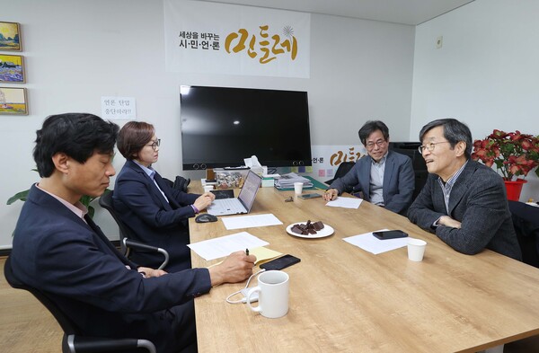 '윤석열 1년' 총결산 좌담회가 지난 10일 시민언론 민들레 사무실에서 열렸다. 오른쪽부터 시계 반대 방향으로 곽노현 전 서울시교육감, 김상준 경희대 교수, 이나영 정의기억연대 이사장, 이명재 민들레 에디터. 2023.5.10 사진 유장훈 