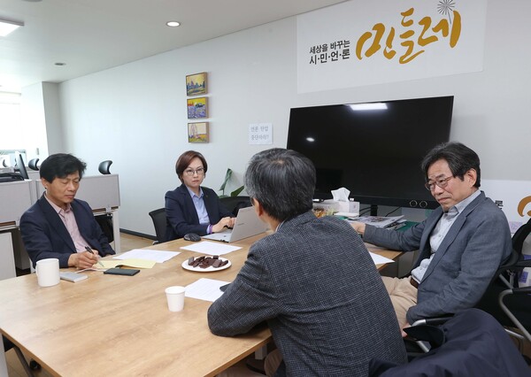 '윤석열 1년' 총결산 좌담회가 지난 10일 시민언론 민들레 사무실에서 열렸다. 오른쪽부터 시계 방향으로 김상준 경희대 교수, 곽노현 전 서울시교육감, 이명재 민들레 에디터, 이나영 정의연대 이사장. 2023.5.10 사진 유장훈