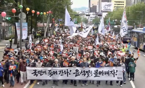 제38차 촛불대행진에 참가한 시민들이 6일 서울 도심에서 행진하는 모습. 2023.5.6. 유튜브 채널 촛불행동TV 갈무리