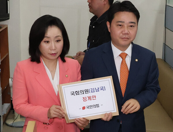 국민의힘 전주혜 원내대변인과 지성호 원내부대표가 8일 국회 의안과에 민주당 김남국 의원 징계안을 제출하고 있다. 2023.5.8. 연합뉴스