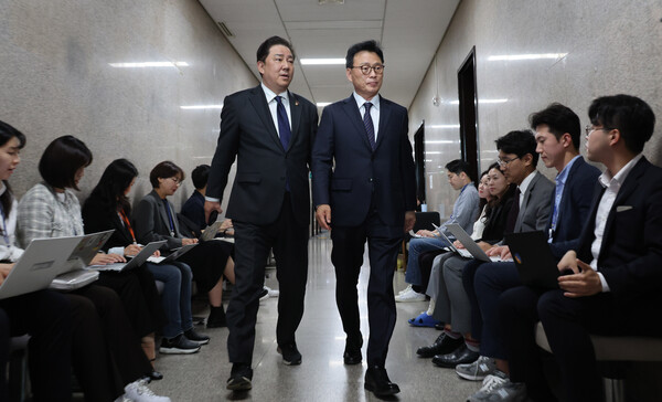 더불어민주당 박광온 원내대표와 김남국 의원 코인 진상조사단 팀장인 김병기 수석사무부총장이 12일 오후 서울 여의도 국회 당대표 회의실에서 열린 진상조사팀 중간보고에 참석하고 있다. 2023.5.12. 연합뉴스