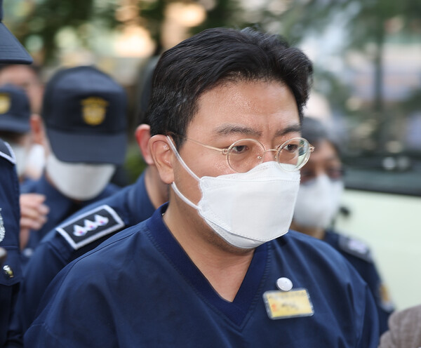 SG(소시에테제네랄)증권발 폭락 사태와 관련해 주가조작을 주도한 의혹을 받는 투자컨설팅업체 H사 라덕연 대표가 11일 오전 서울남부지방법원에서 열린 구속 전 피의자 심문(영장심사)에 출석하고 있다. 2023.5.11. 연합뉴스