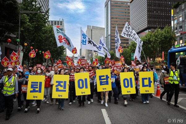 13일 서울 시청앞 일대에서 열린 39차 촛불대행진에 참석한 시민들이 종로 일대를 행진하고 있다.2023.5.13.사진작가 이호