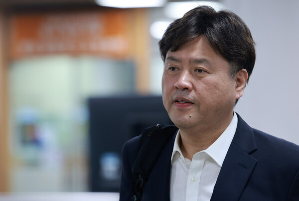 김용 전 민주연구원 부원장이 11일 오전 서울 서초구 중앙지법에서 열린 공판에 참석하기 위해 입장하고 있다. 2023.5.11. 연합뉴스