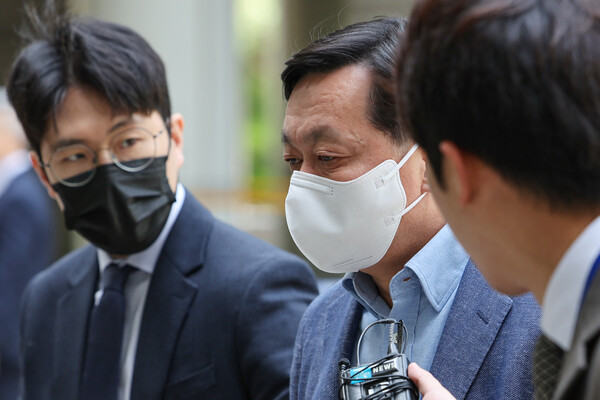 정진상 전 민주당 대표실 정무실장이 11일 오전 서울 서초구 중앙지법에서 열린 공판에 참석하기 위해 입장하고 있다. 2023.5.11. 연합뉴스