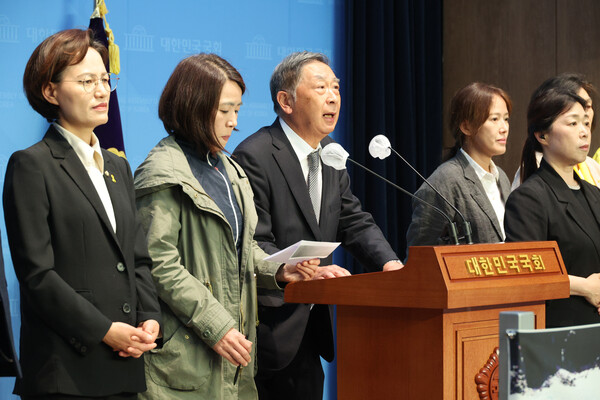 카와시마 슈이치 후쿠시마 어민(전 민속학회장)이 9일 오전 국회 소통관에서 열린 후쿠시마 방사능 오염수 무단투기 저지를 위한 한-일 어민 연대 기자회견에서 발언하고 있다. 2023.5.9. 연합뉴스