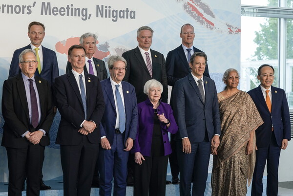 12일 일본 니가타 G7 재무장관 회의에 참석한 재닛 옐런 미 재무부 장관(앞줄 가운데)과 추경호 부총리 겸 기획재정부 장관(앞줄 맨 오른쪽)이 12일 기념촬영을 하고 있다.  2023 05.13. EPA 연합뉴스