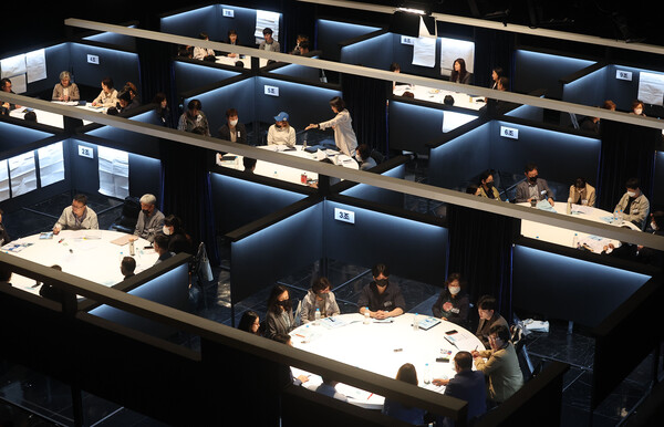 6일 오후 서울 여의도 KBS에서 열린 '시민참여단 선거제도 개편 공론조사'에서 참여자들이 분임 토의를 하고 있다. 2023.5.6. 연합뉴스