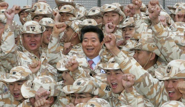 노무현 대통령은 2004년 12월 이라크 북부 아르빌 지역에 있는 자이툰 사단을 전격 방문, 이라크 평화 재건 활동 임무를 수행하고 있는 장병들을 격려했다.  노무현 사료관 제공