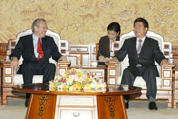 노무현 대통령이 2003년 11월 청와대에서 도널드 럼즈펠드 미국 국방장관 일행을 접견하고, 이라크 추가파병 문제를 비롯한 한미간 주요 안보현안에 대해 의견을 교환했다.  노무현 사료관 제공